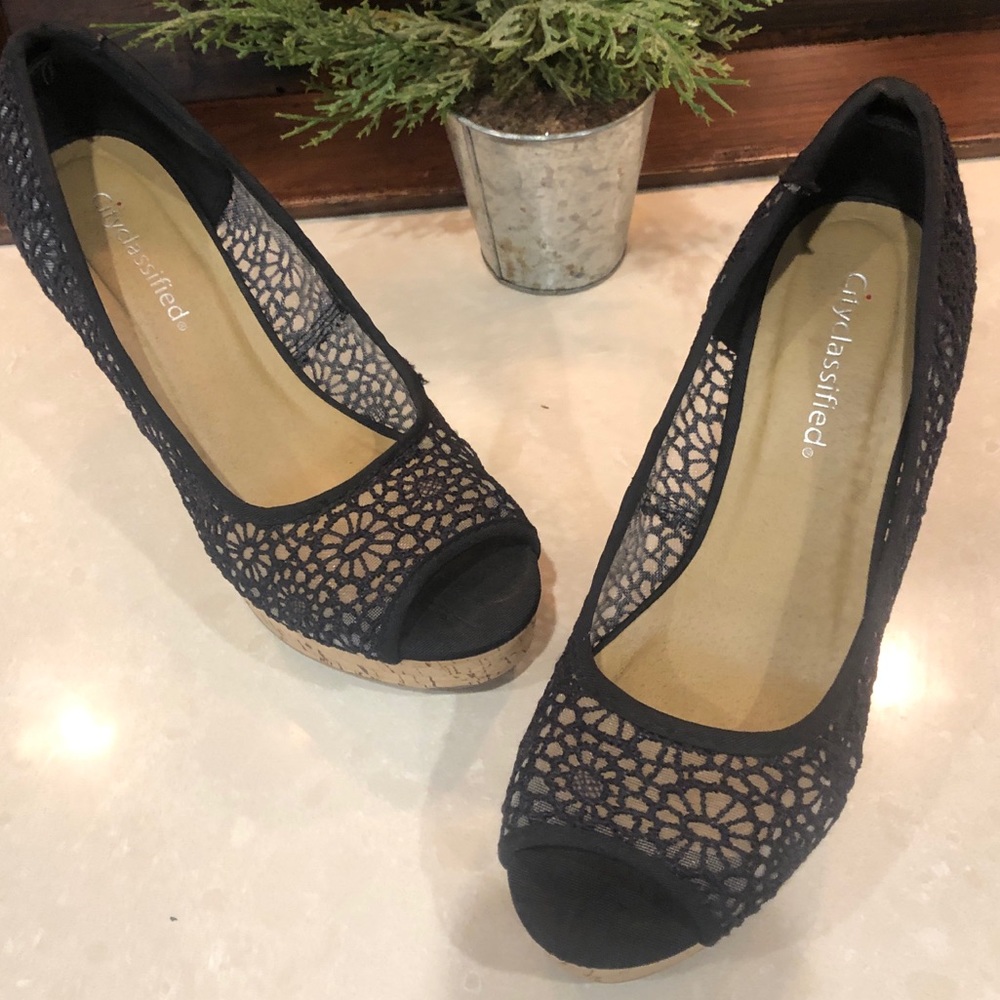 Navy peephole wedges